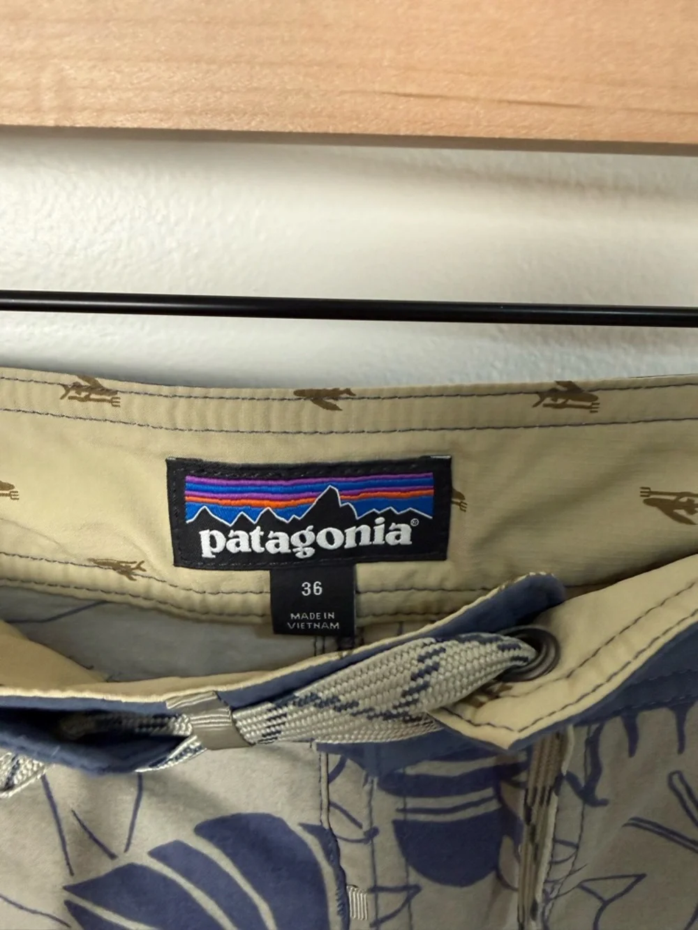 Patagonia Men's Scallop Hem Stretch Wavefarer Boardshorts Swim Size 36 Tropical